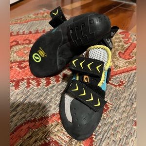 Scarpa Vapor V Climbing Shoes. Never worn. Excellent Condition.